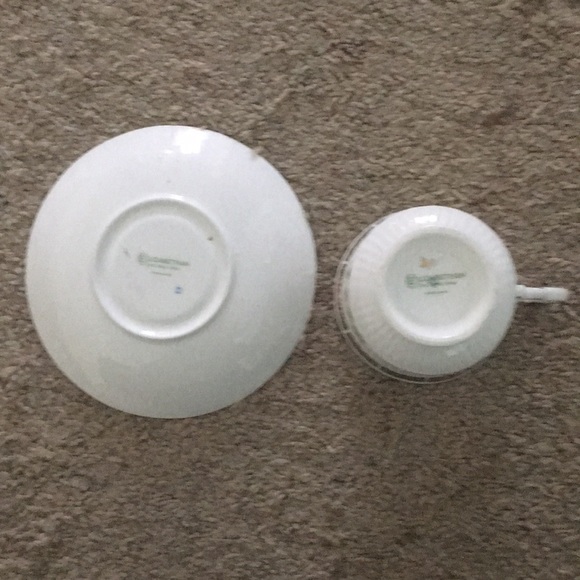 🌻 Elizabethian fine bone saucer & tea cup. - Picture 2 of 3